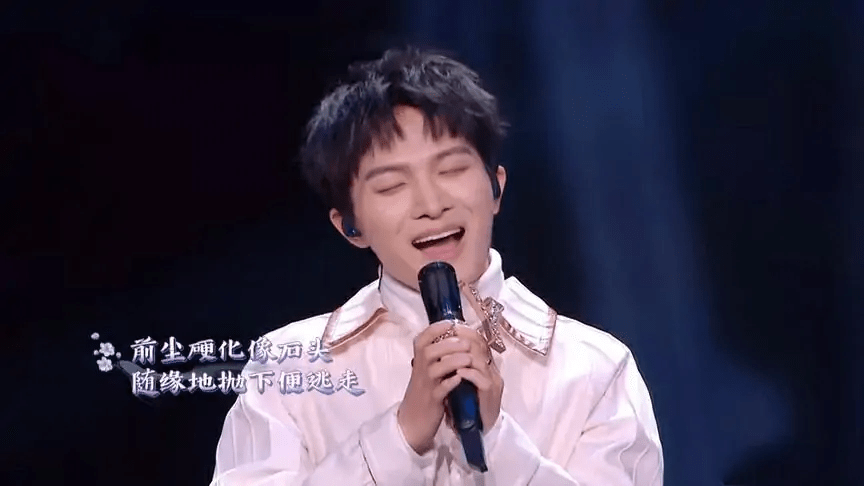 峰的《起风了》。甚至很多人第一次听的《起风了》都是听的周深的版本。