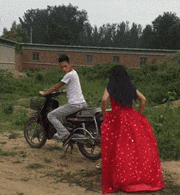 搞笑gif段子:妹子,你是个有才华的人,就是太贪玩了!