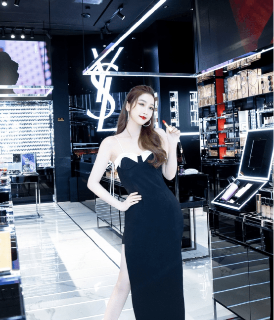 虞书欣的好身材真是优秀穿高开叉礼服秀女团身材甜美迷人