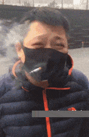 图片[1]-GIF搞笑段子：就算戴口罩，也不耽误我，我要抽烟的嘴呀！-妖次元