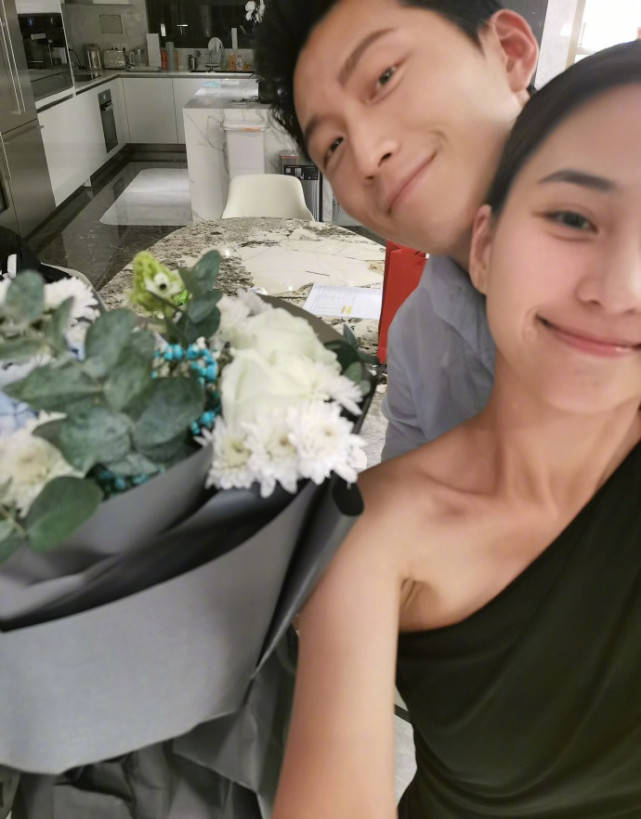何超莲窦骁约朋友过圣诞,两人依偎一起高调放闪