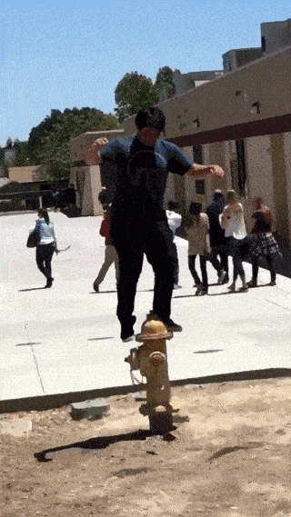 原创搞笑gif段子:美女,你是有多无聊,才能在电梯上这样走路啊