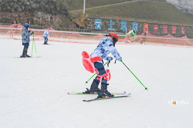 浙江滑雪场初体验,初级道就像 下饺子 ,装备护具更亮眼