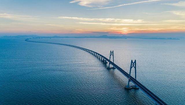 香港富豪胡应湘，37年前提议修建港珠澳大桥，多次公开硬怼李嘉诚