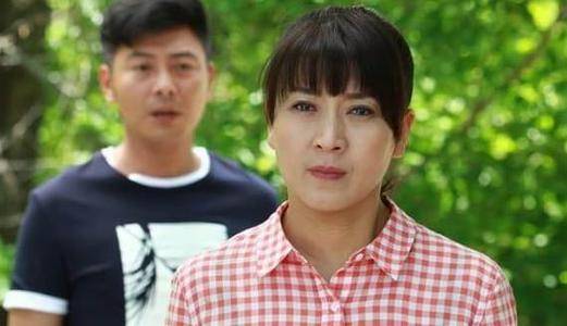 亲手拔掉父亲氧气管,曾红过赵本山的她如今却惨遭网友抵制!