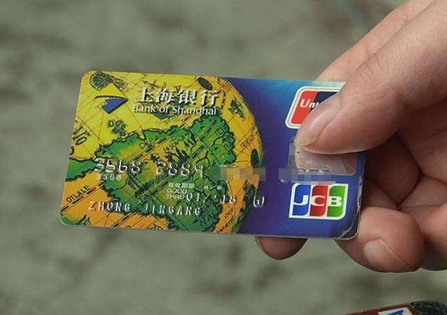 一笔逾期不良记录。产生逾期记录的,是他在上海银行办理的一张信用卡。去年,钟先生用这张信用卡分期12期