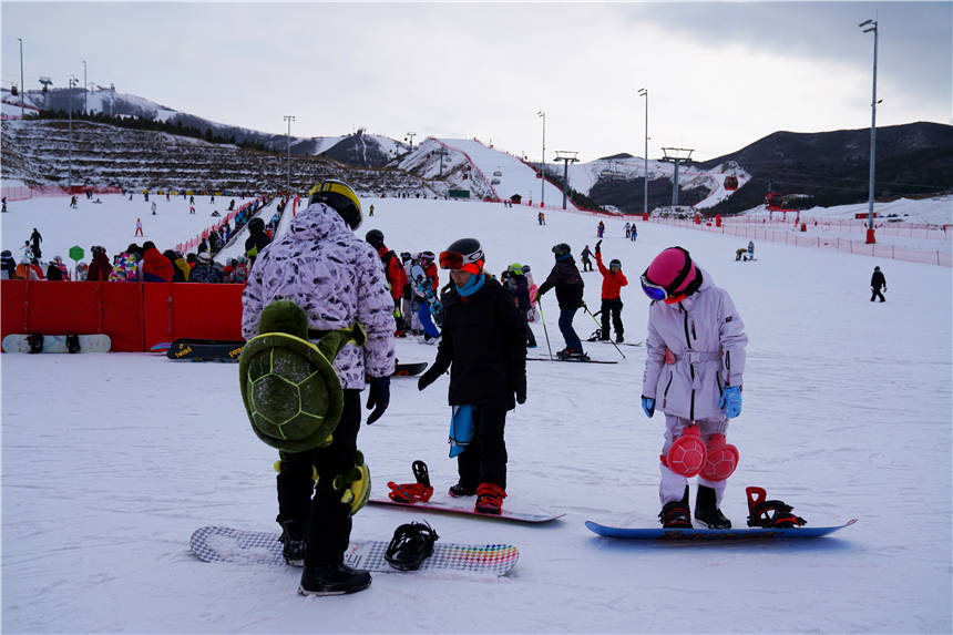 北京周边滑雪好去处,张家口崇礼这个滑雪场,3岁小朋友也来滑雪