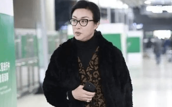 52岁金星重回男儿本色,全身男装素颜走街,网友感慨:太