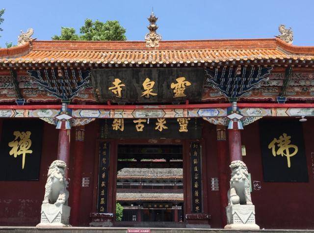 灵泉寺古朴而又清幽，景色独特，充满着神圣的气息