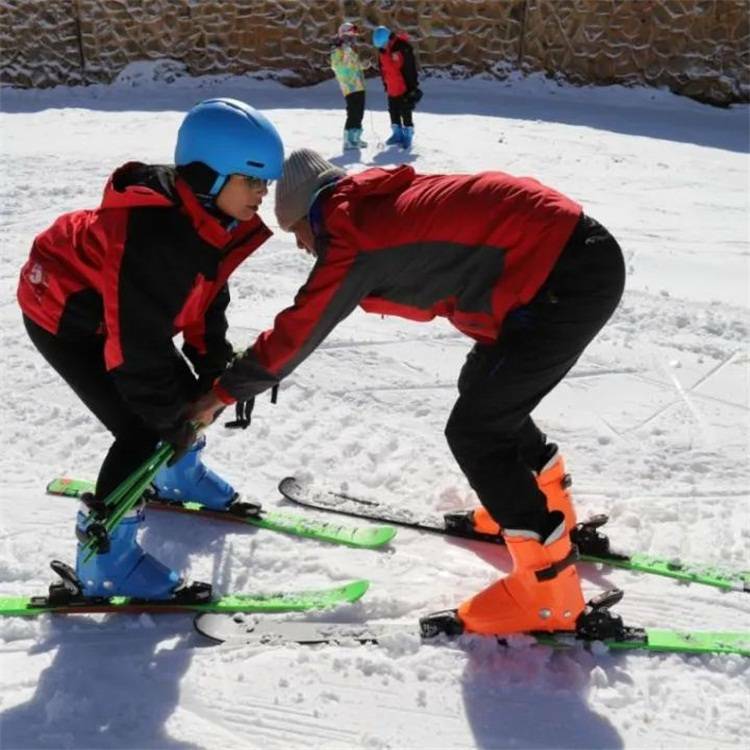 轿子雪山 国际滑雪场,云南首ge室外滑雪场,60000多平雪道尽情驰骋!