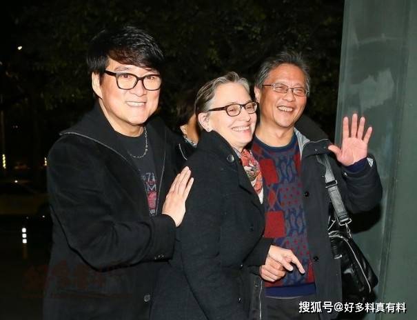 原创周华健老婆为什么很老,这对夫妻合影看起来像母子一般