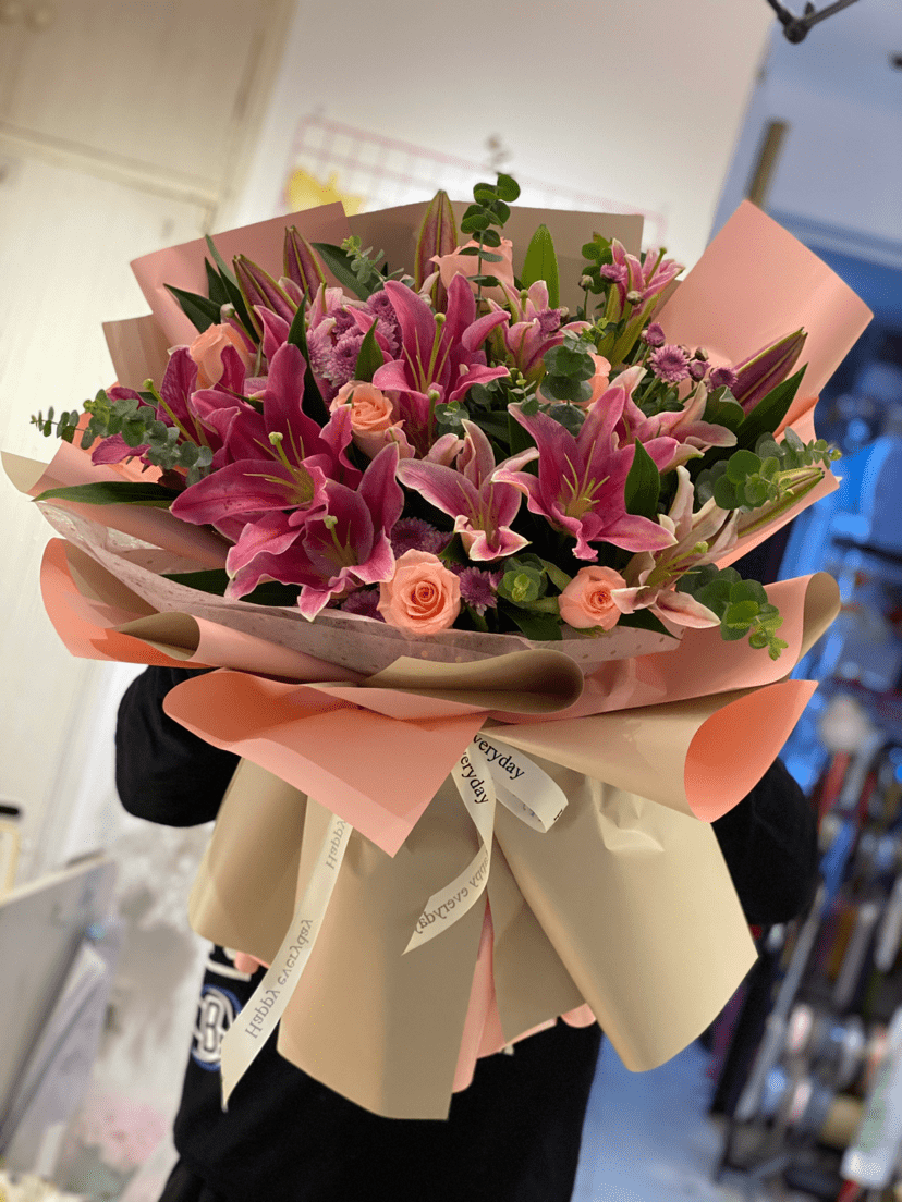 粉色鲜花寓意着风调雨顺,大吉大利,为家人朋友送上美好的祝福
