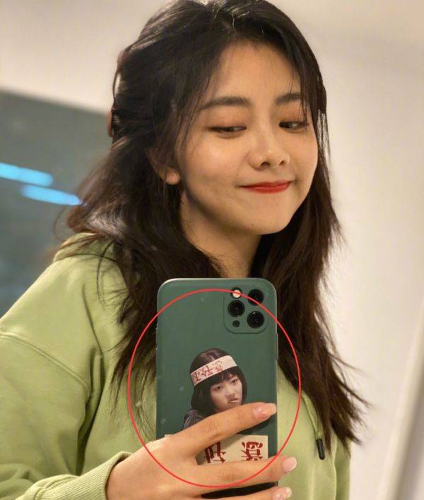谭松韵晒对镜自拍照,嘟嘴卖萌顶多18岁,她的手机壳瞬间成焦点!