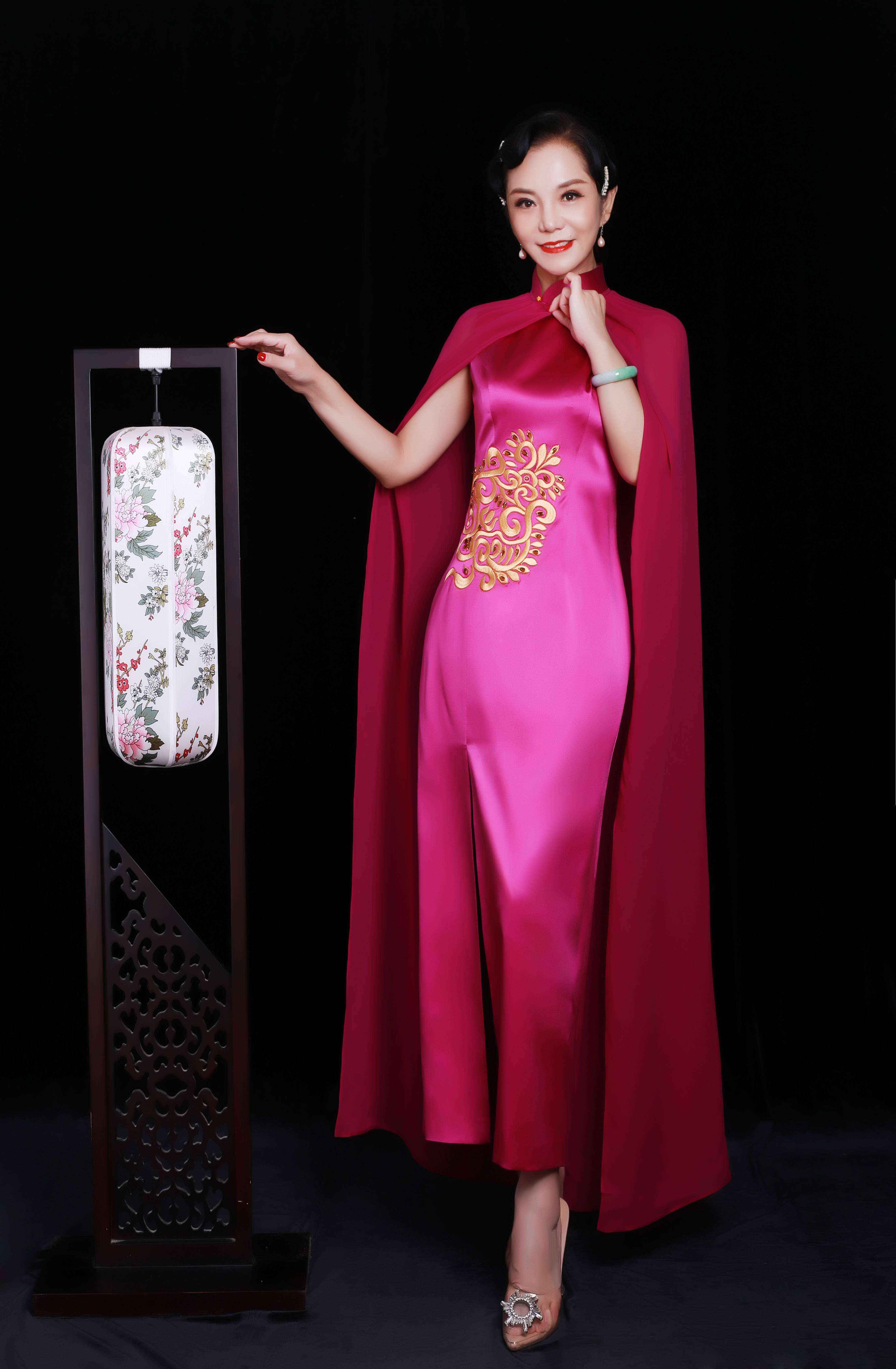 风情|旗袍，有一种恬淡的华丽在其中。