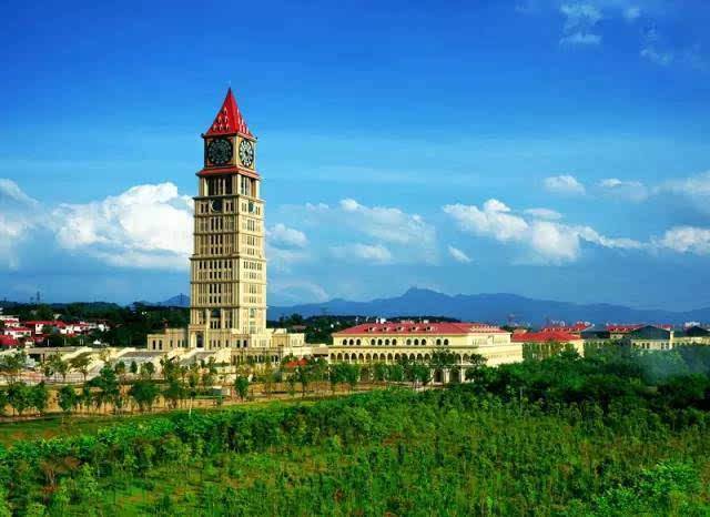 赣州有个标志性建筑,从英国运抵江西,是世界上最大的机械钟塔