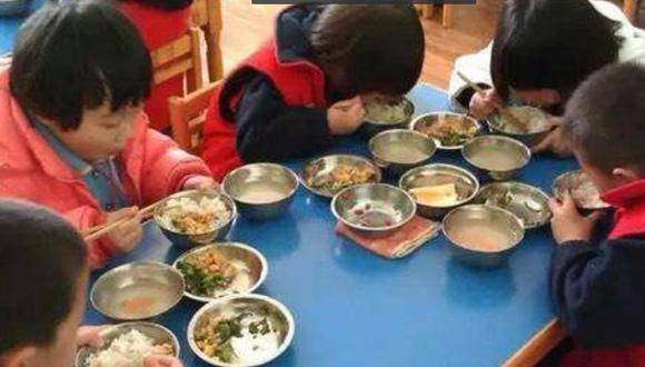 
幼儿园食谱“鸡蛋面” 孩子却说没吃到鸡蛋 老师：面条鸡蛋做的-雷火电竞首页(图1)