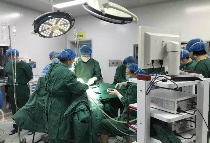 微创手术技术娴熟艾玛妇产成功完成腹腔镜辅助阴式子宫全切术