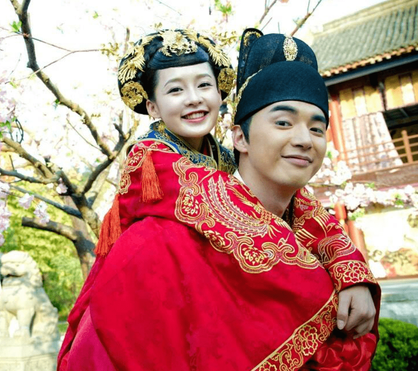 李沁緋聞男友街頭捏美女臉蛋，甜蜜牽手入住酒店，曾被曝與李沁同居 娛樂八卦吃瓜 第5张