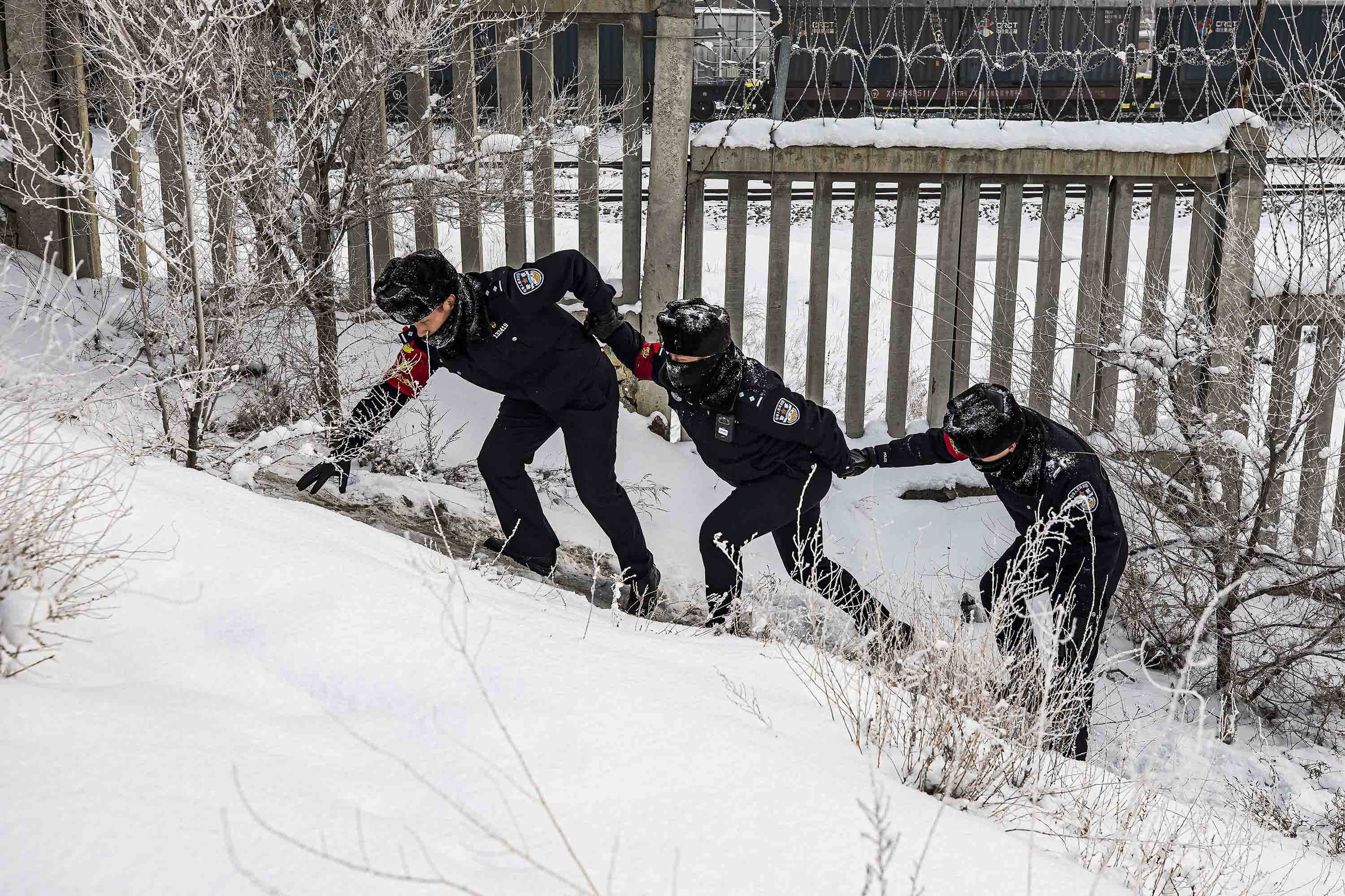 新疆铁警踏雪巡线保安全