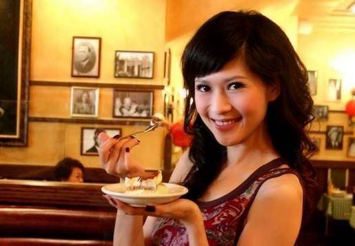 2004年跳槽到凤凰卫视的沈星,凭借着主持美食节目《美女私房菜》广