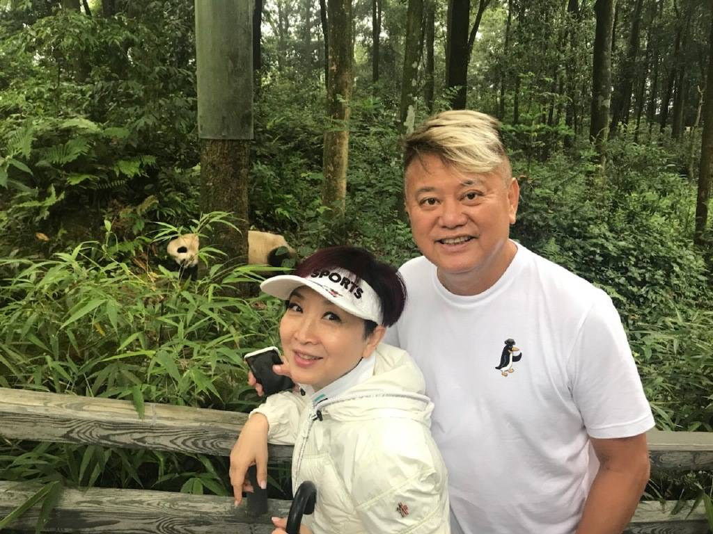 原创陈百祥携妻子与好友聚餐开怀畅饮毫无顾忌结婚41年至今无子嗣
