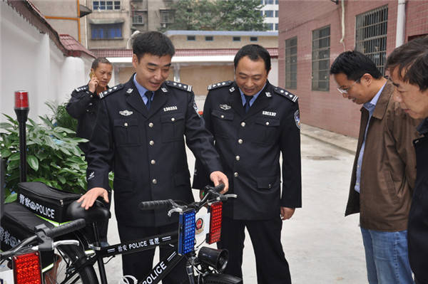 冷水江市副市长,市公安局局长肖海文在社区试用警务装备.
