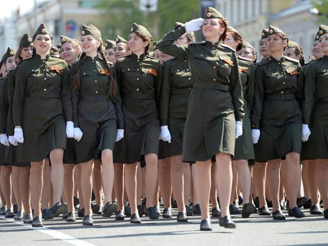 原创强悍而又美丽的俄罗斯女兵,编制12万人,战场上很难识别军衔