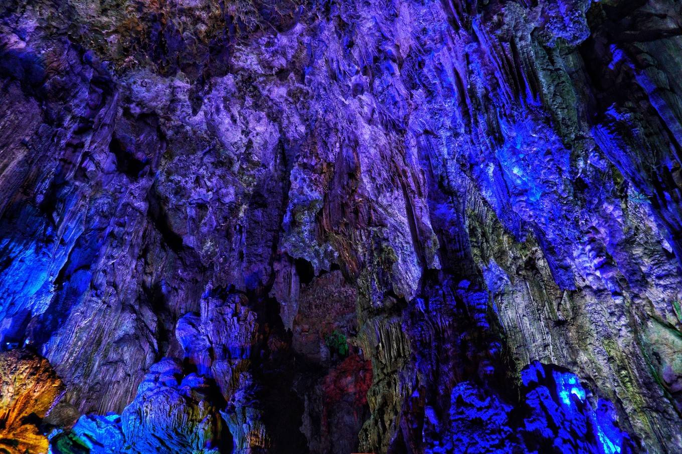 桂林地区最大的溶洞，贯穿十二座山峰犹如迷宫，游客：非常震撼
