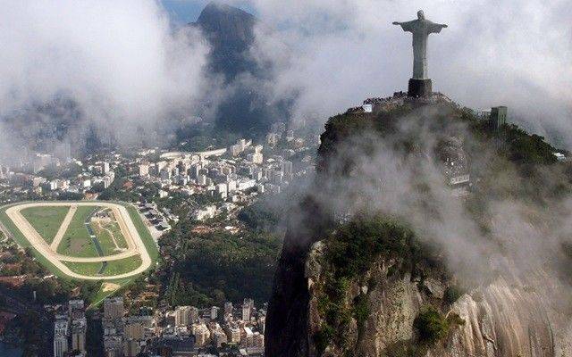 巴西最火的雕像 每年都遭遇雷电攻击
