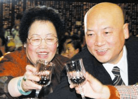 1990年,38岁唐僧迟重瑞娶49岁二婚女富婆,30年后现状怎么样了?