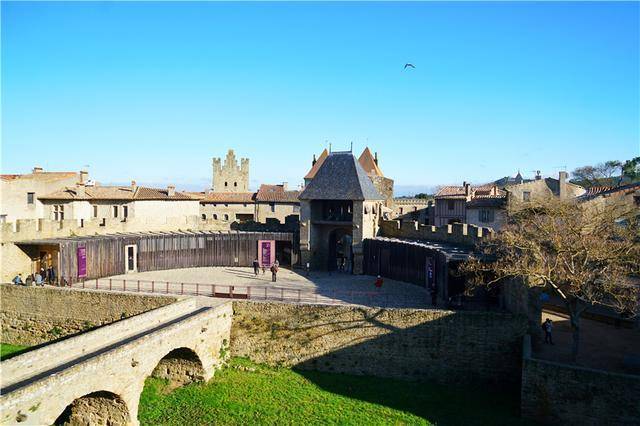欧洲最大的城堡位于法国这座工业城市，军事要塞成了世界文化遗产