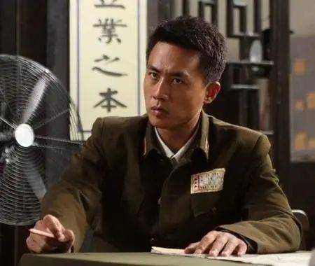 2008年,杜淳再次出演红色电视剧《敌营十八年》,饰演男一号江波.