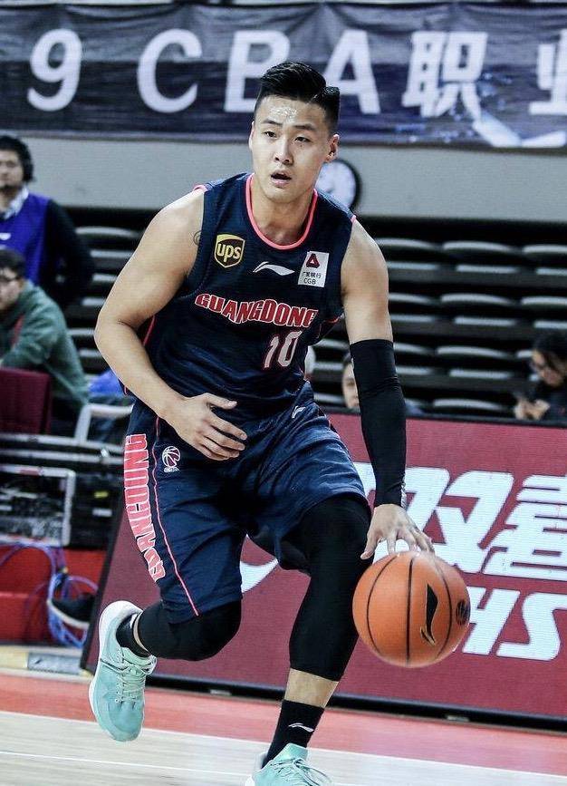 原创赵睿一年只扣篮一次身高195cm的他弹跳真的很差吗