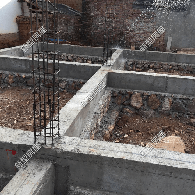 农村建房常用的基础根据不同材料可以分为:砖基础,石基础,还有钢筋