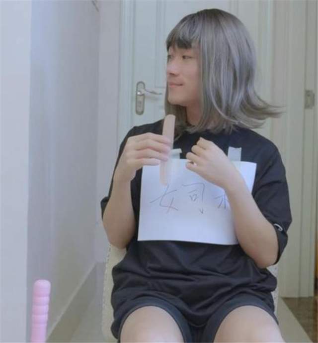 同为吃鸡一哥穿女装,鲨鱼哟妖娆,王小歪这一身,连不求