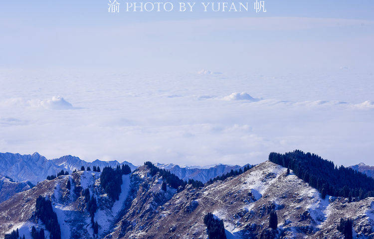 天山雪后初晴，遇上难得一见的天山云海，风起云涌美如仙境