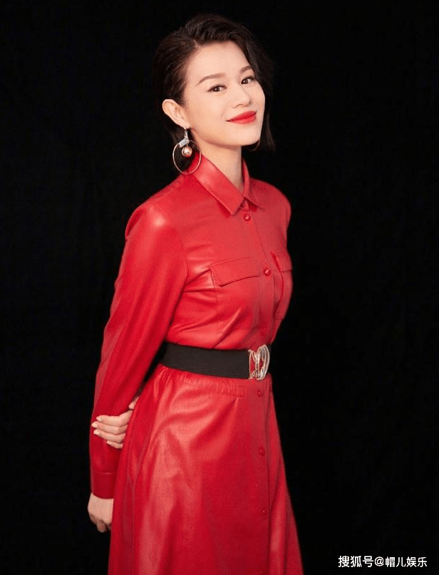 胡杏儿仍然充满女性气质,生了三个孩子,穿了一条配有超大耳环的皮裙,几分钟后成为焦点