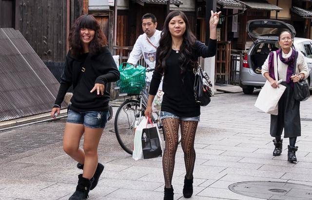 日本街上的亮点是穿和服的中国女游客？网友：脸呢？