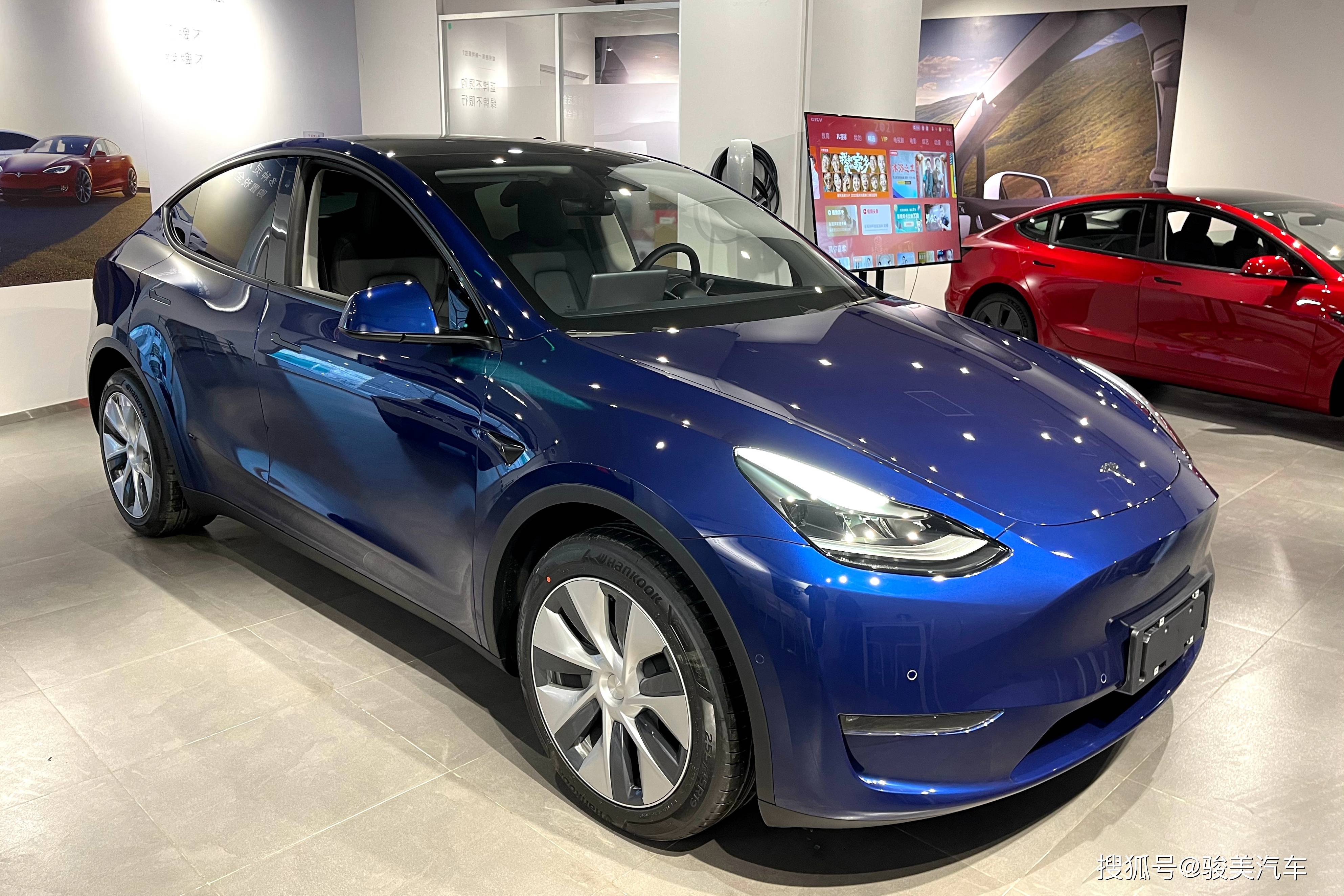 特斯拉为我们带来了上海工厂建成后的第二款车型:model y,售价33.