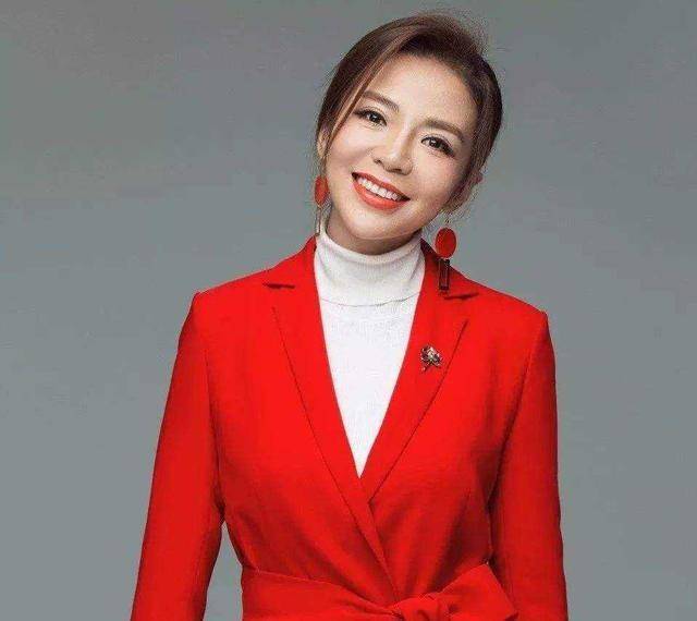 抗癌13年后,央视主持朱迅哽咽落泪,挚爱男人离