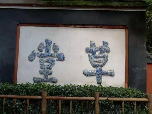 梦回往昔，与已故同学的灵魂对话——解梦挖开墓地，怀抱骨灰盒的归途