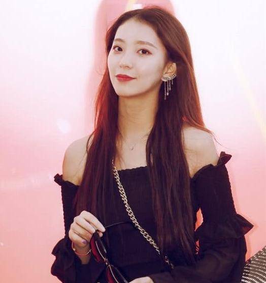 她被称"最美啦啦队长",身材性感高颜值,易建联和她合影都害羞_黄逸辉