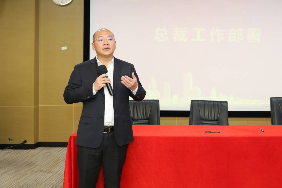 庄重董事长_庄重背景图片(2)