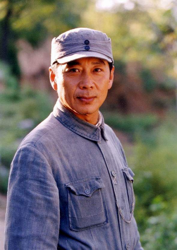 孙维民《抗日名将左权》剧照 团里一位老演员对他说:"演艺圈竞争很