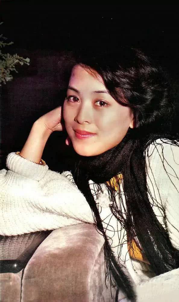 60岁陈肖依婚姻坎坷,三婚嫁给影迷获幸福,如今低调生活惹人羡慕