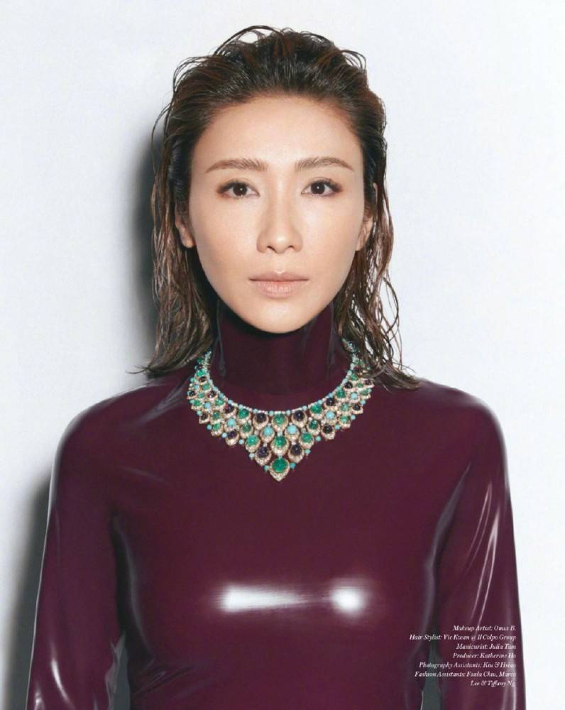拍摄杂志封面,49岁黎姿身形完美却被吐槽修图太过