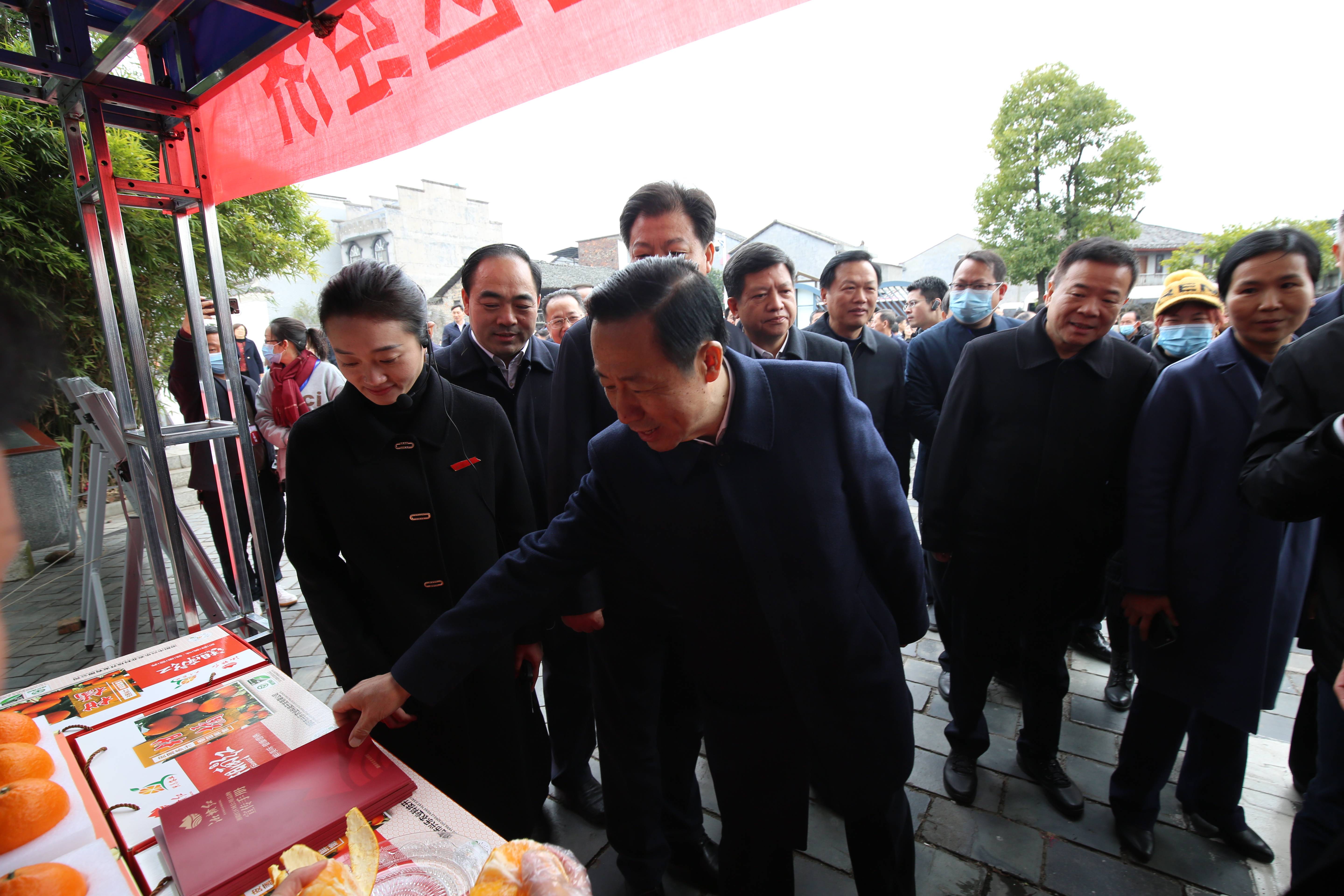 湖南省委书记许达哲莅临"湘赣红"展会考察"湘南红柑橘"