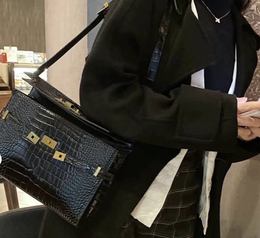 这款圣罗兰曼哈顿系列,是我个人非常喜欢的一款包包,经典黑色奢华大气