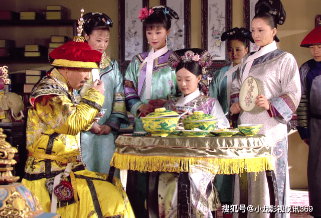 原创甄嬛传:皇上和甄嬛吃饭时,谁注意槿汐的眼神?原来她也喜欢皇上