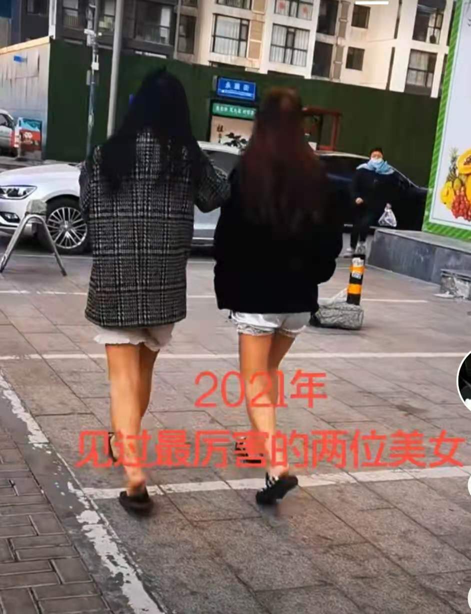 太原街头两个美女穿短裤逛街引发路人注意，网友感叹女人真的不怕冷！